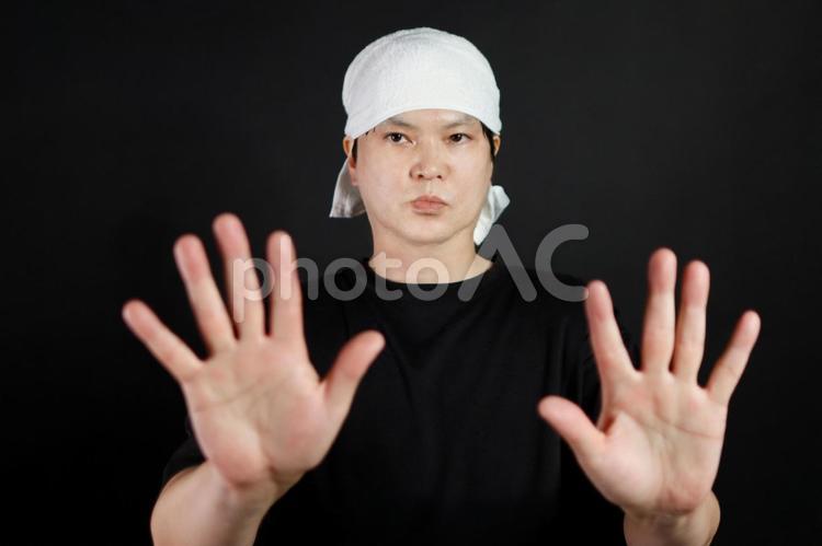 手を広げる男性のポーズ 男性,ポーズ,手のひらの写真素材