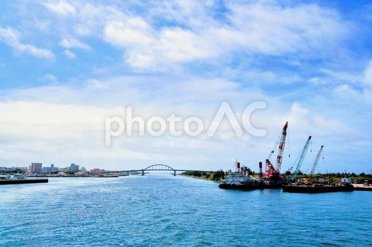 沖縄・石垣港とサザンゲートブリッジ 石垣島,港湾,サザンゲートブリッジの写真素材