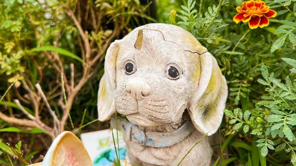 犬の置物(悲しい表情)の写真