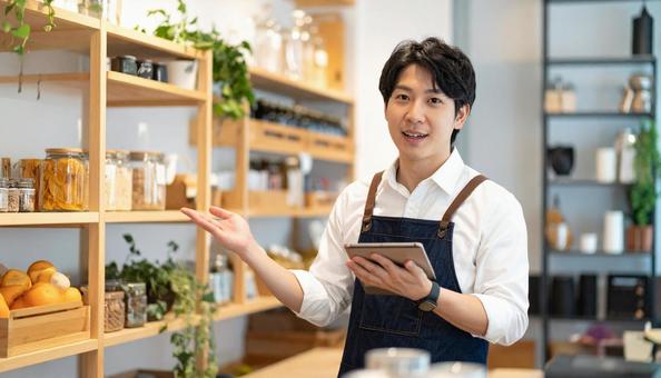 熱心に商品を説明する店員 熱心に商品を説明する店員の写真