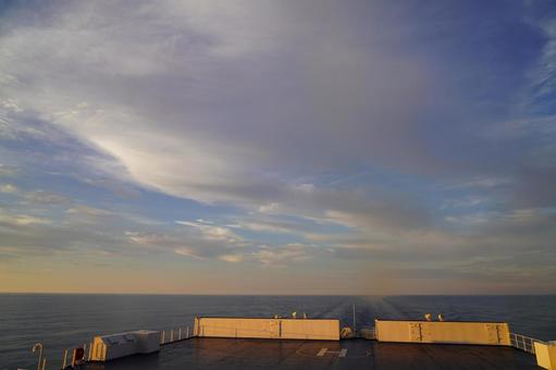 フェリーからの夕暮れ フェリー,甲板,日本海の写真素材