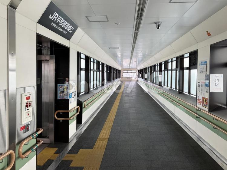 JR平和駅入口と柏山跨線人道橋01 平和駅,札幌,白石区の写真素材