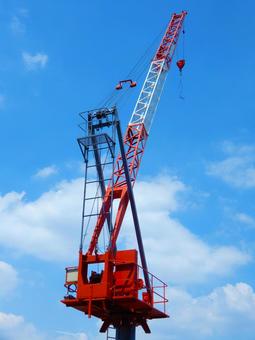 マンション工事現場の小型クレーン マンション工事現場の小型クレーンの写真