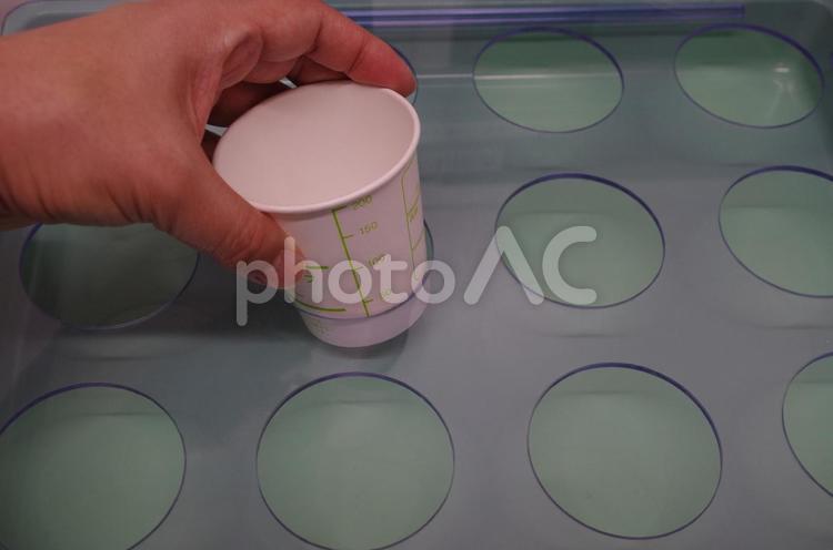 尿検査検体を提出する 尿検査,病院,検査の写真素材