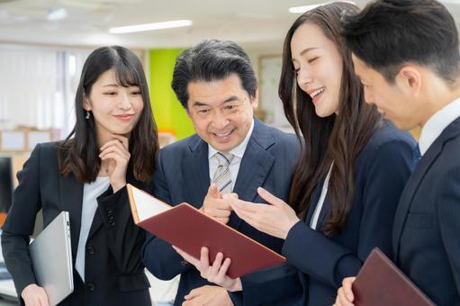 オフィスで仕事をする男女のビジネスマン オフィスで仕事をする男女のビジネスマン ビジネス,会議,ビジネスマンの写真素材
