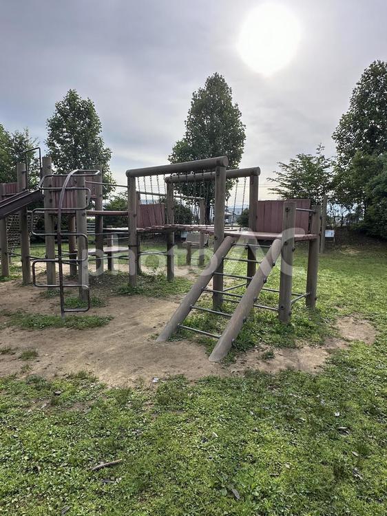 木製の遊具、明るい夏の空 公園,遊び場,屋外の写真素材