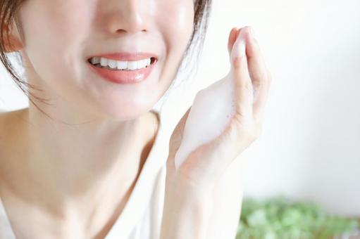 洗顔をする女性 洗顔をする女性 洗顔,顔,洗うの写真素材