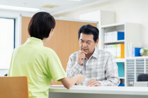 介護の相談をするシニアの男性 介護の相談をするシニアの男性 悩む,介護,シニアの写真素材