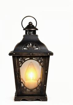 暖色に光るヴィンテージ風のランタンの写真