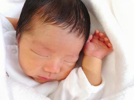 手を挙げてぐっすり眠る赤ちゃん 手を挙げてぐっすり眠る赤ちゃん 赤ちゃん,生まれたて,眠るの写真素材