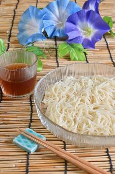 そうめんと朝顔 そうめんと朝顔 そうめん,めんつゆ,麺類の写真素材