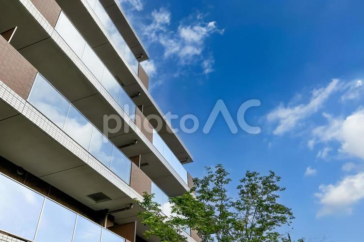 空の青が映りこんですがすがしいマンション マンション,晴れ,空の写真素材