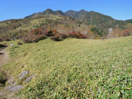 秋の霧降高原丸山から赤薙山方面 秋の霧降高原丸山から赤薙山方面 霧降高原,ハイキング,高原の写真素材