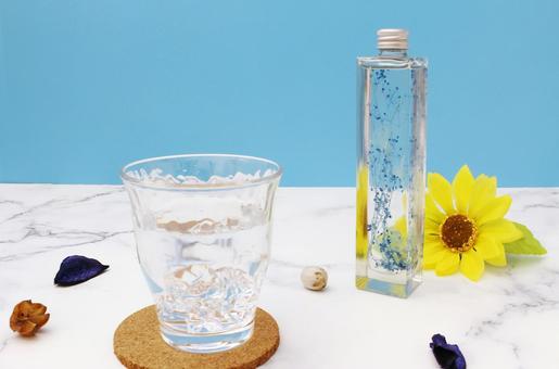 花飾りと氷水の静かな風景 花飾りと氷水の静かな風景 氷水,グラス,花飾りの写真素材