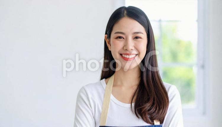 エプロンを着けた若い日本人女性の介護士　 介護士,女性,家政婦の写真素材