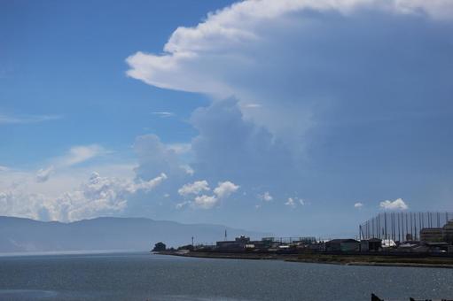夏空と河口と街並みと海と島の見える風景 夏空と河口と街並みと海と島の見える風景 夏空,河口,街並みの写真素材