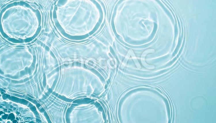 水面に映る光の模様 水面,水,波紋の写真素材