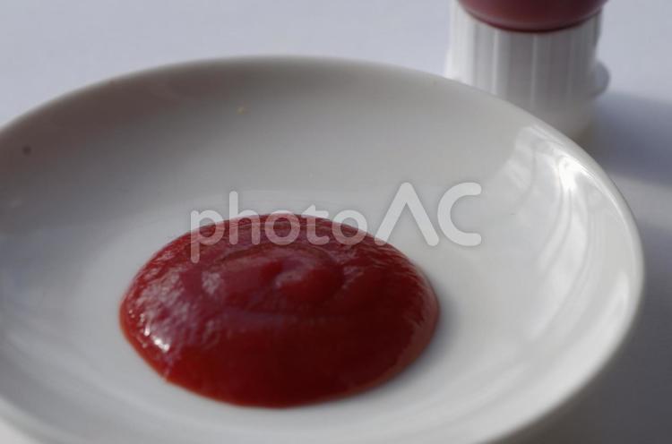 小皿に出したトマトケチャップのアップ トマトケチャップ,調味料,料理の写真素材