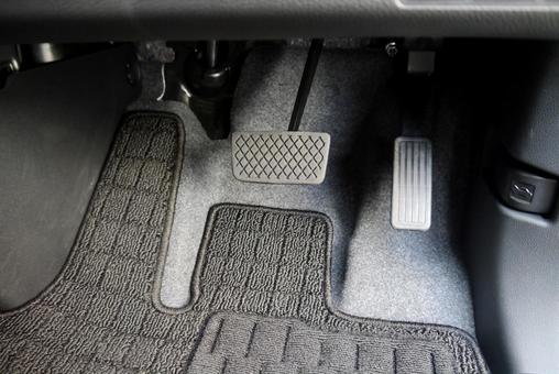 Photo, accelerator pedal, break pedal, side brake, 
