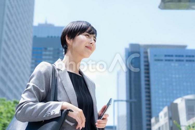 オフィス街で働く若いビジネスウーマン ビジネス,女性,ビジネスウーマンの写真素材