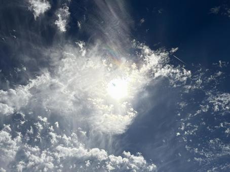 太陽を包む彩雲の輝き 太陽を包む彩雲の輝き 彩雲,雲,青空の写真素材
