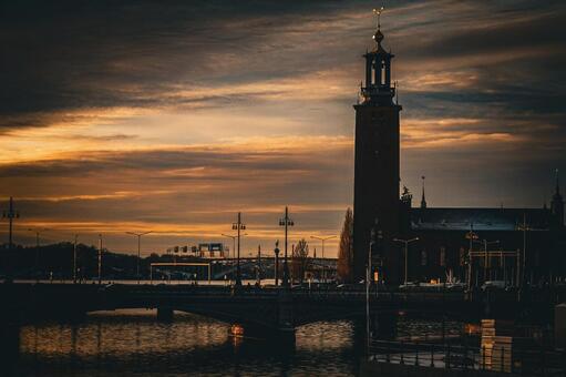 夕暮れの市庁舎 市庁舎,塔,夕焼けの写真素材