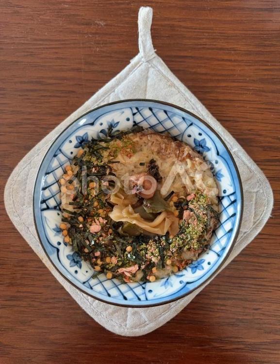 オートミールと鰹節のレンチンなどの茶碗飯 茶碗飯,オートミール,鰹節の写真素材