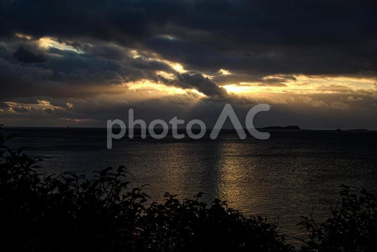 ＜夜明けの五島列島＞鐙瀬溶岩海岸の日の出 空,風景,海の写真素材