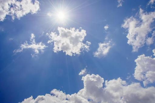 青空と太陽がまぶしい真夏の爽快な空模様3 青空と太陽がまぶしい真夏の爽快な空模様3 夏,夏空,太陽の写真素材