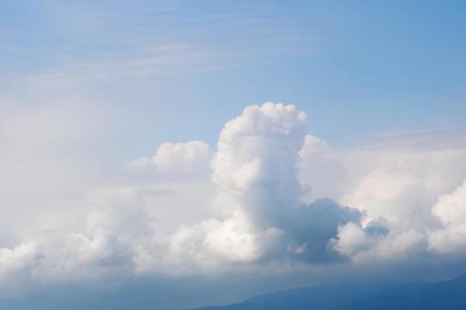 じゃんけんのグーの形をした夏の雲 じゃんけんのグーの形をした夏の雲の写真