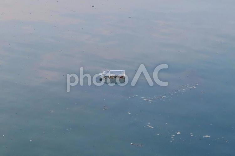 海に捨てられたペットボトル ペットボトル,海,ゴミの写真素材