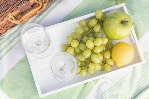 白いトレイに置かれたグラスとフルーツ フルーツ,ぶどう,ピクニックの写真素材