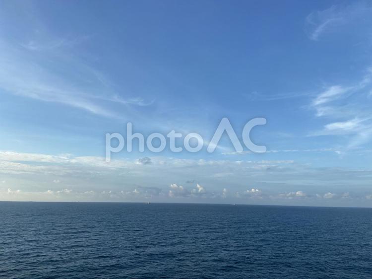 どこまでも広がる大海原、水平線＠シンガポール沖 船上,クルーズ,船の写真素材