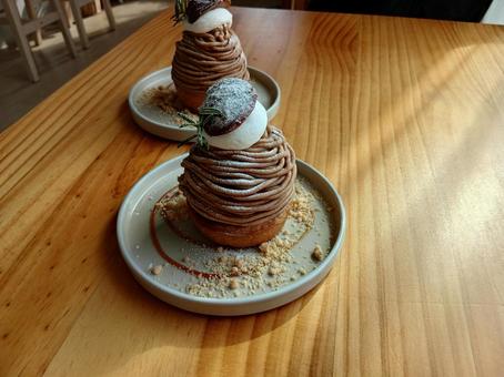 栗のモンブラン2つ モンブラン,マロン,栗の写真素材