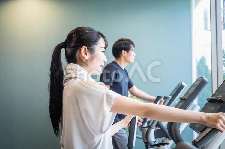 スポーツジムで運動する女性（男女・笑顔） スポーツジム,有酸素運動,運動の写真素材
