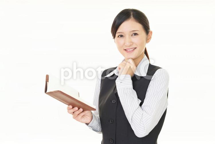 書類を確認するビジネスウーマン 女性,ビジネスウーマン,女の写真素材