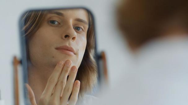 顎を触る鏡越しの男性 男性,外国人,欧米人の写真素材