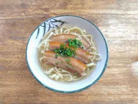 シンプルな沖縄そば 三枚肉 シンプルな沖縄そば 三枚肉の写真