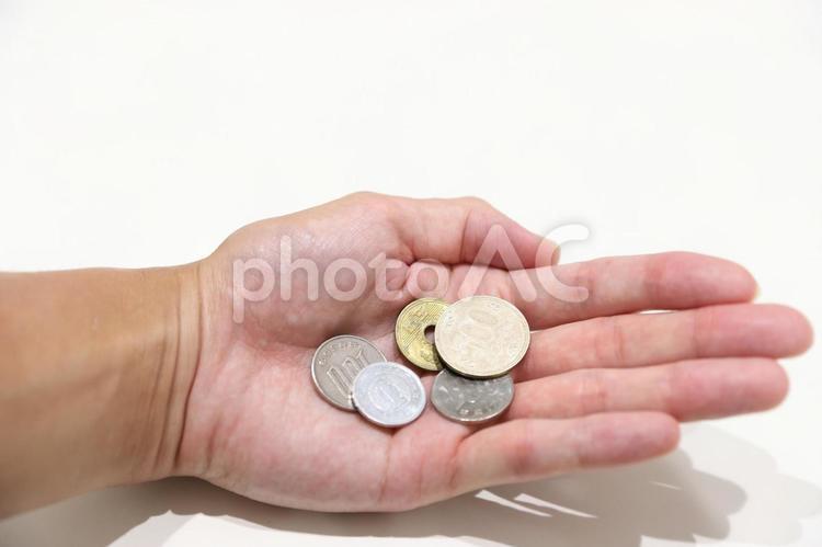 手で小銭を持つイメージ 小銭,お金,硬貨の写真素材
