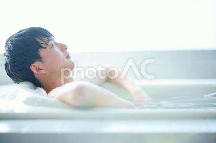 お風呂に入っている男性 お風呂,男性,お父さんの写真素材