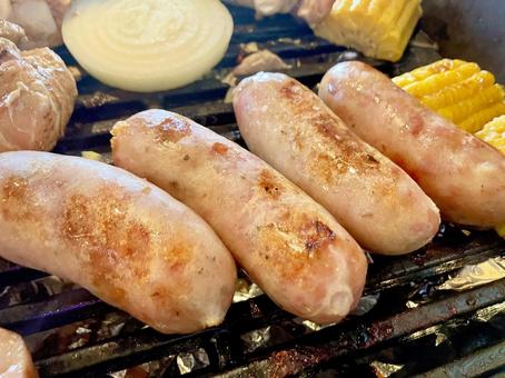 焼かれるウインナー 焼かれるウインナー バーベキュー,bbq,肉の写真素材