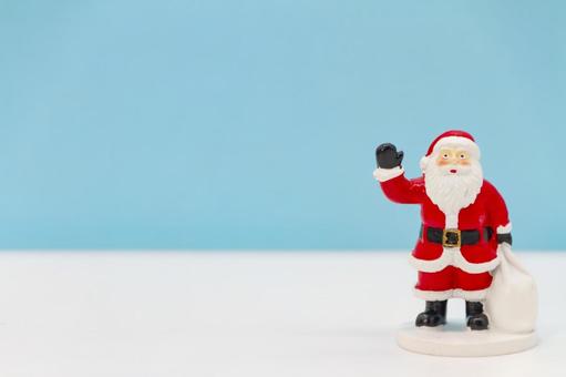 シンプル背景で手を振るサンタの飾り サンタクロース,クリスマス,フィギュアの写真素材