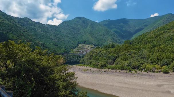 七色高架橋と果無の山々 七色高架橋と果無の山々 七色,十津川村,奈良県の写真素材