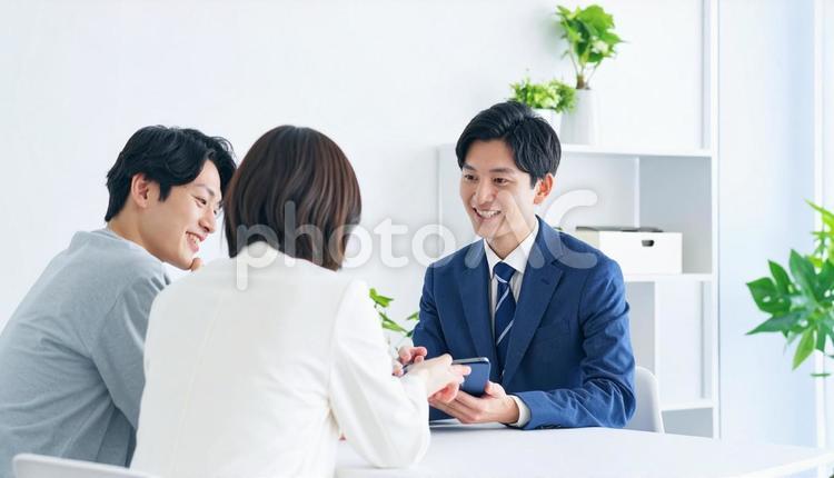 タブレットを使って説明する男性営業マン タブレット,男性営業マン,男性ビジネスマンの写真素材