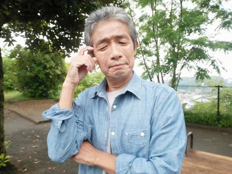 悩むシニア男性 シニア,シニア男性,シニアサラリーマンの写真素材