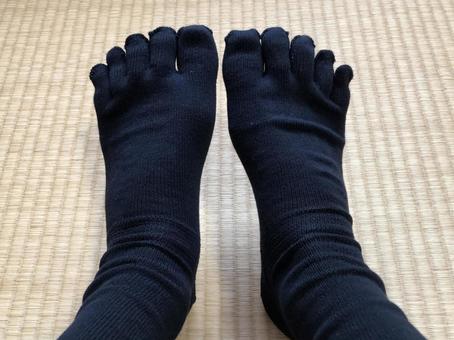 大きいサイズの5本指靴下を履いた足 大きいサイズの5本指靴下を履いた足 サイズアウト,ぶかぶか,靴下の写真素材
