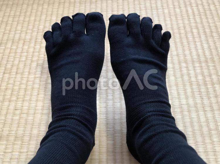 大きいサイズの5本指靴下を履いた足 サイズアウト,ぶかぶか,靴下の写真素材