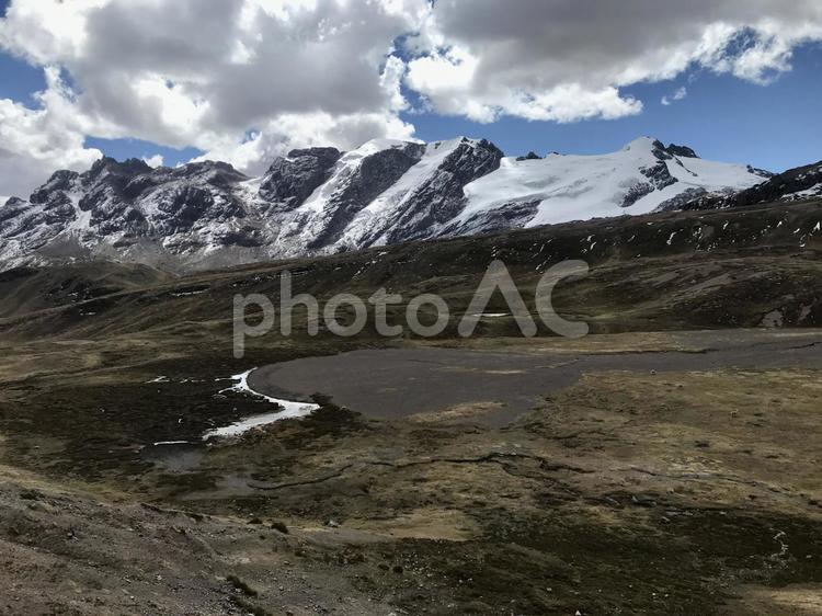 ペルー、アンデス山脈のアウサンガテ山 海外,南米,ペルーの写真素材