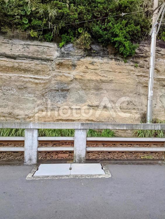 江ノ電線路近くの地層 地層,鉄道,江ノ電の写真素材