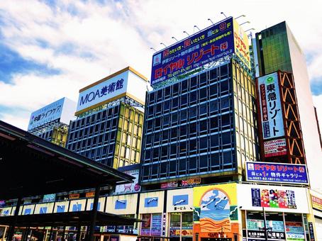 活気あふれる都市のビル群 活気あふれる都市のビル群の写真